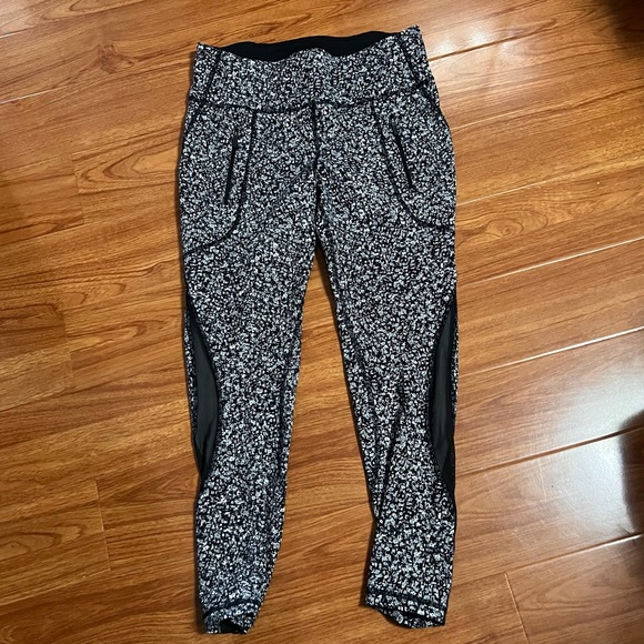 Lululemon Athletica Black and be White Patterned Leggings - Picture 12 of 12